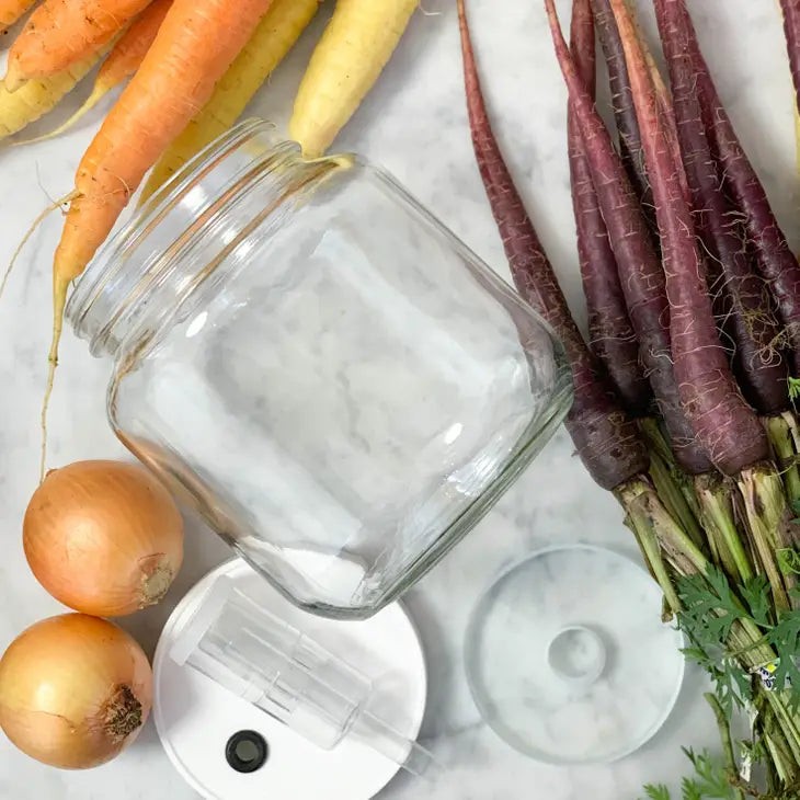 Med dette fermenteringssæt kan du nemt og sikkert komme i gang med at lave dine egne sprøde, smagfulde og probiotiske fermenterede grøntsager – direkte fra dit eget køkken.