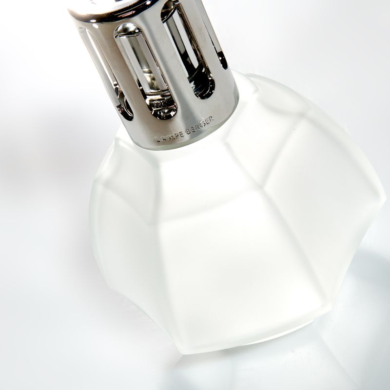 Nærbillede af den frostede glasduftlampe med sølvtop, Maison Berger Haussmann design