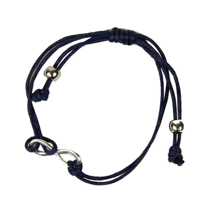 Nærbillede af navyblåt armbånd med sølvperler