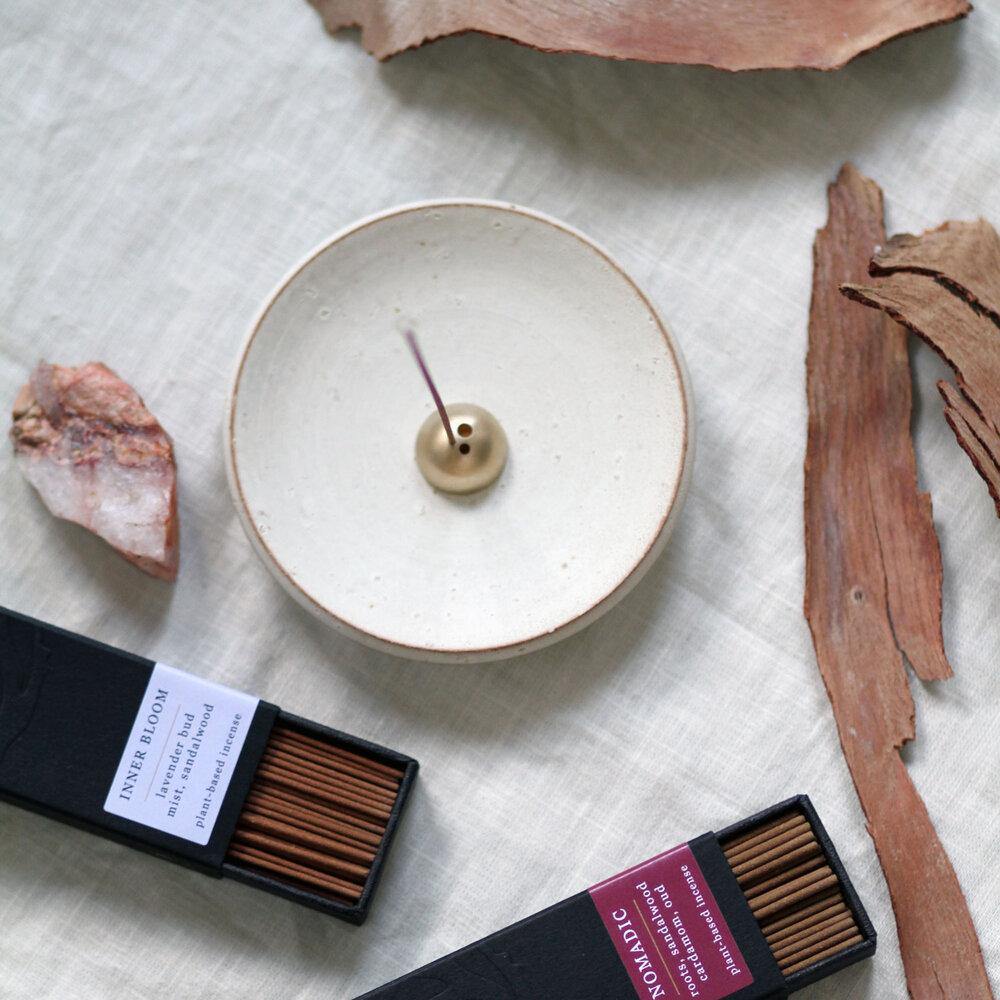 Skab en afslappende og harmonisk atmosfære med denne eksklusive Smudging sæt med stentøjs skål &amp;amp; Dome røgelsesholder i børstet messing fra UME Incense
