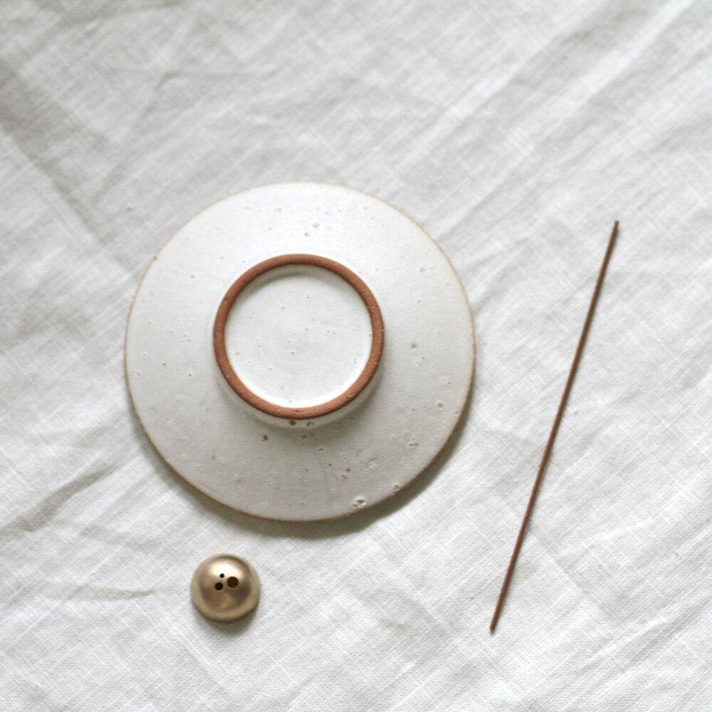 Skab en afslappende og harmonisk atmosfære med denne eksklusive Smudging sæt med stentøjs skål &amp;amp; Dome røgelsesholder i børstet messing fra UME Incense