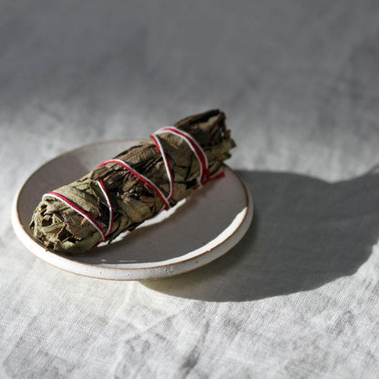 Skab en afslappende og harmonisk atmosfære med denne eksklusive Smudging sæt med stentøjs skål &amp;amp; Dome røgelsesholder i børstet messing fra UME Incense
