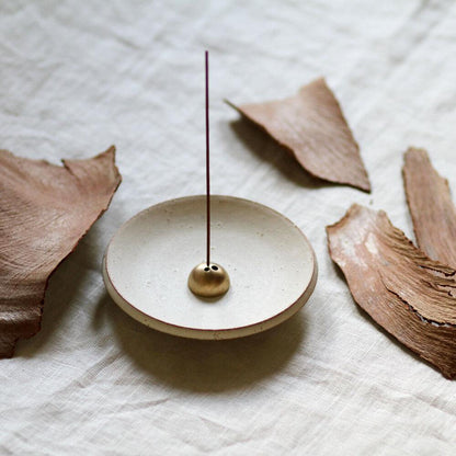 Skab en afslappende og harmonisk atmosfære med denne eksklusive Smudging sæt med stentøjs skål &amp;amp; Dome røgelsesholder i børstet messing fra UME Incense