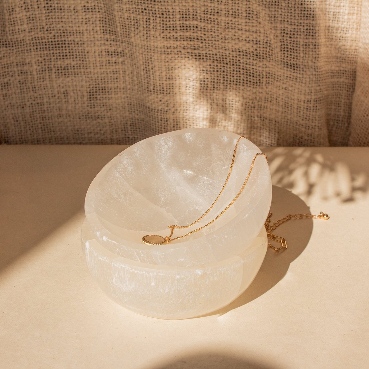 Hvid selenit krystalskål med guldkæde, spirituelt boligtilbehør til meditation