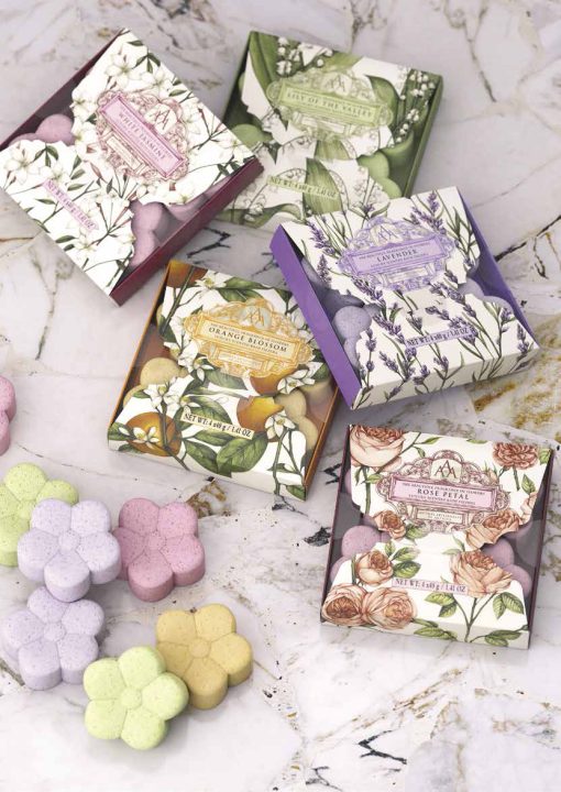 Farverige badebomber i blomsterindpakning med lavendel, orange blomst og rose design