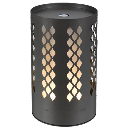 Losange Diffuser &amp; Amber Powder fra Maison Berger Paris – en varm og forførende duftoplevelse, hvor amber, krydderier og elegant design forvandler dit hjem til et sofistikeret fristed.