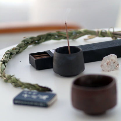 Bring en følelse af fornyelse og harmoni ind i dit hjem med Ostara røgelse fra UME Incense. Oplev en naturlig og beroligende duft, der forvandler dit rum og understøtter dit velvære.