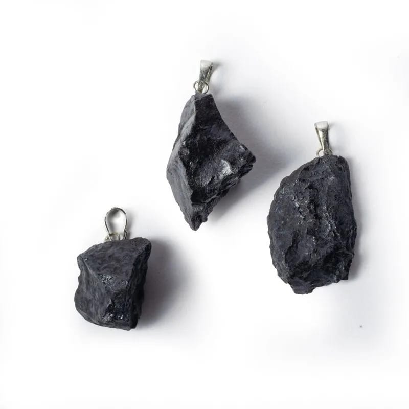 Rå Shungit krystaller er ikke kun perfekte til smykker, men fungerer også, som energirensere i hjemmet.