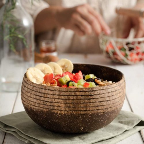 Håndlavet kokosnød skål med frugt til Buddha bowls i hjemmekøkken