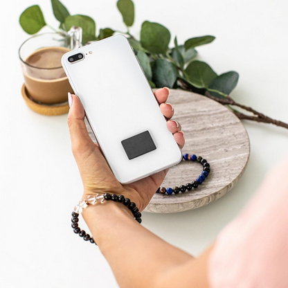 Shungit plade til mobil &amp; tablets, der reducerer skadelig stråling, fremmer jordforbindelse &amp; renser energi. Perfekt til daglig beskyttelse. 