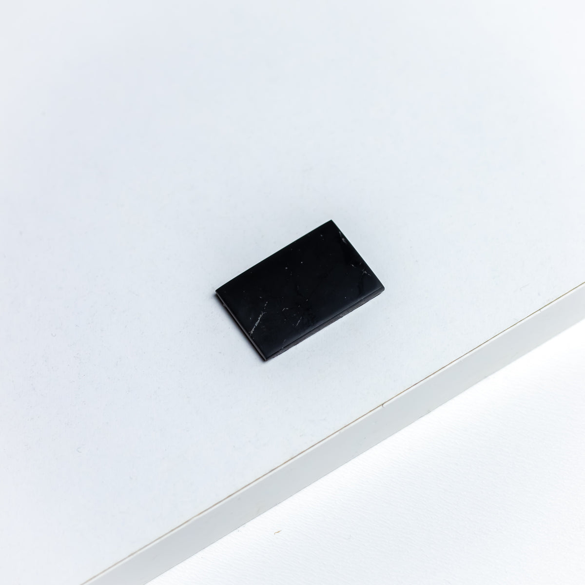 Sort shungit plade til tablets beskyttelse mod elektromagnetisk stråling