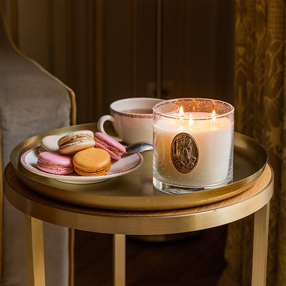 Duftlys med flammer og chokolade macarons på sidebord